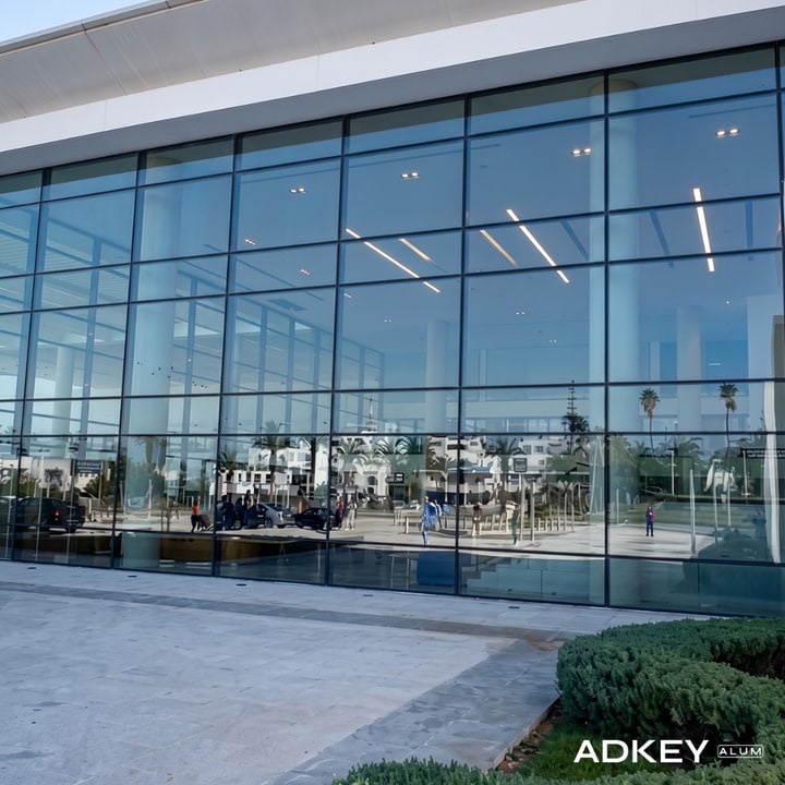 Façade mur-rideau en aluminium et verre haute performance pour un centre commercial à Asilah — AdKey Aluminium