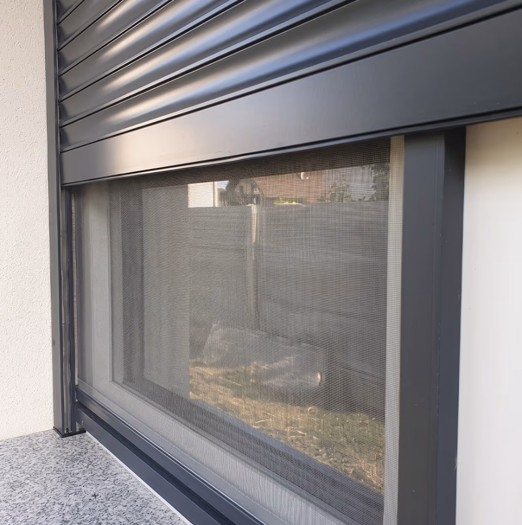 Moustiquaire enroulable en aluminium anthracite intégrée à un volet roulant à Tanger — Aluminium Tanger