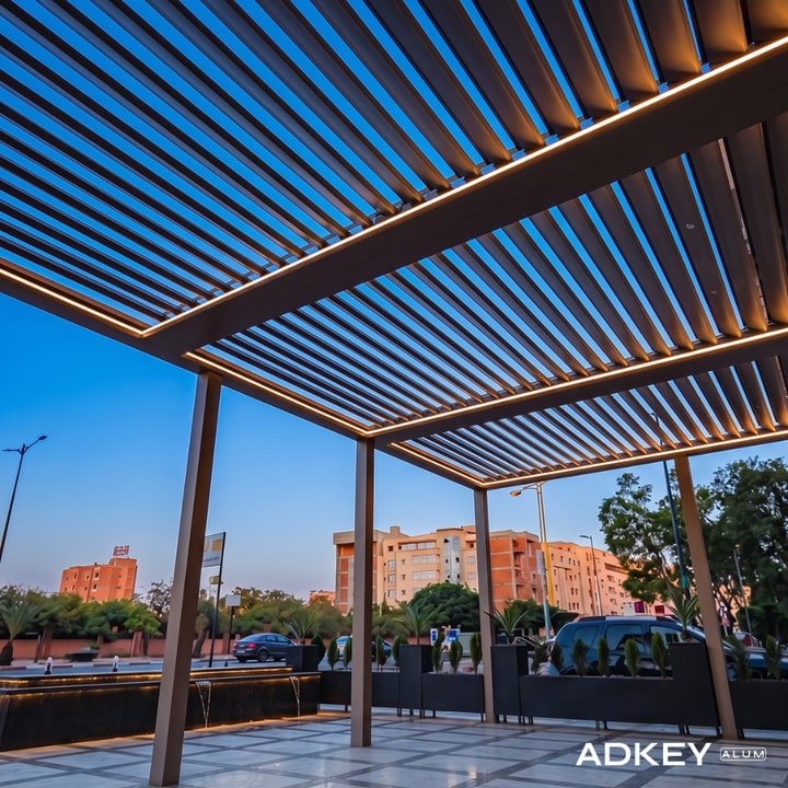 Pergola bioclimatique à lames orientables avec éclairage LED intégré au-dessus d'une terrasse à Asilah — AdKey Aluminium