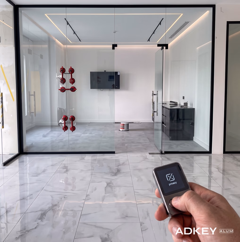 Film Smart Glass PDLC commandé à distance — passage transparent à dépoli sur cloison vitrée à Tanger — AdKey Aluminium